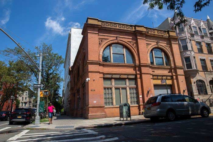 This property at 601-619 Throop Ave. in Bedford-Stuyvesant, Brooklyn, once owned by a nonprofit group, is on tap for an overhaul. Photo: Ben Fractenberg/THE CITY